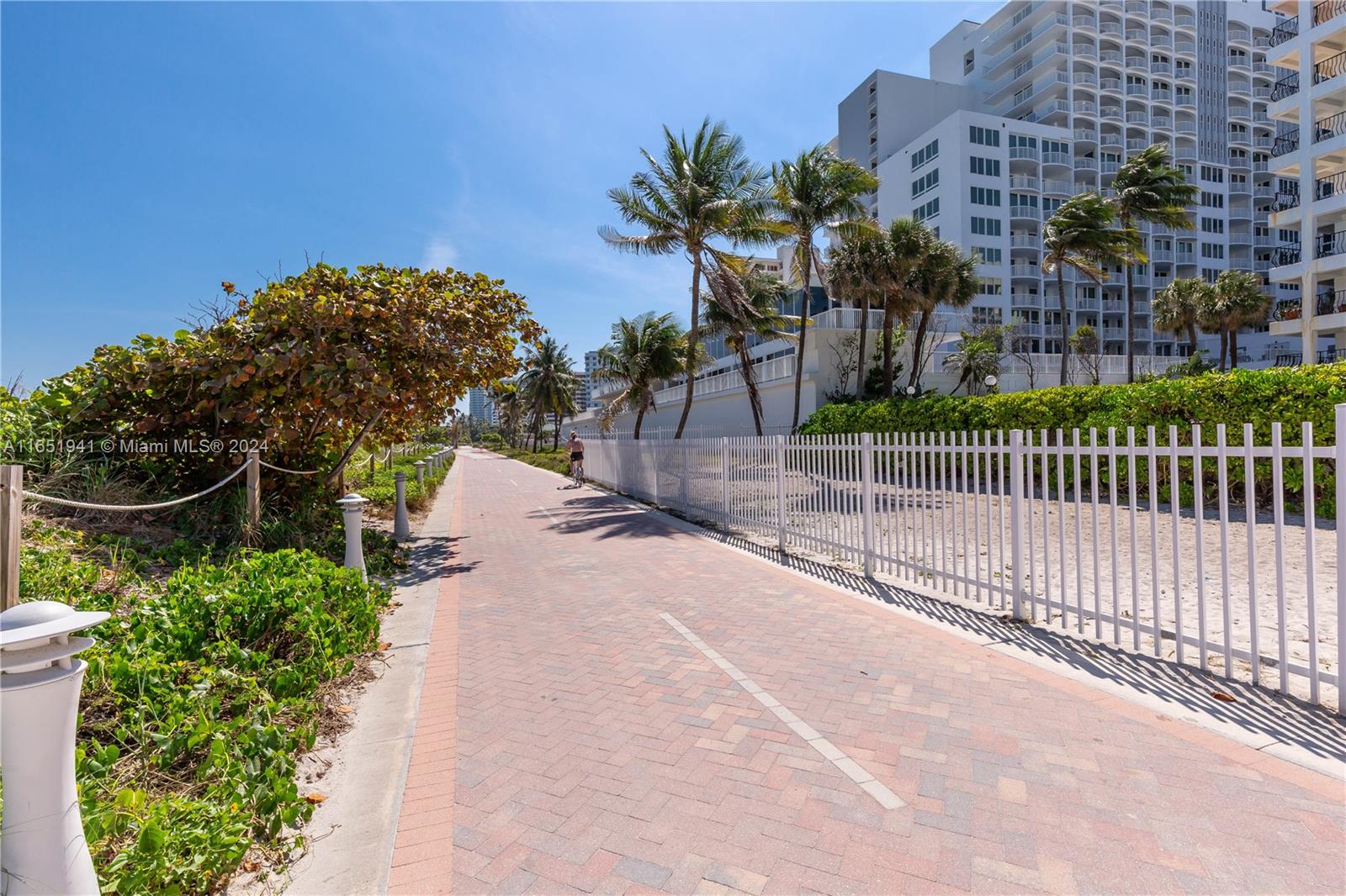 5415 Collins Ave # 704