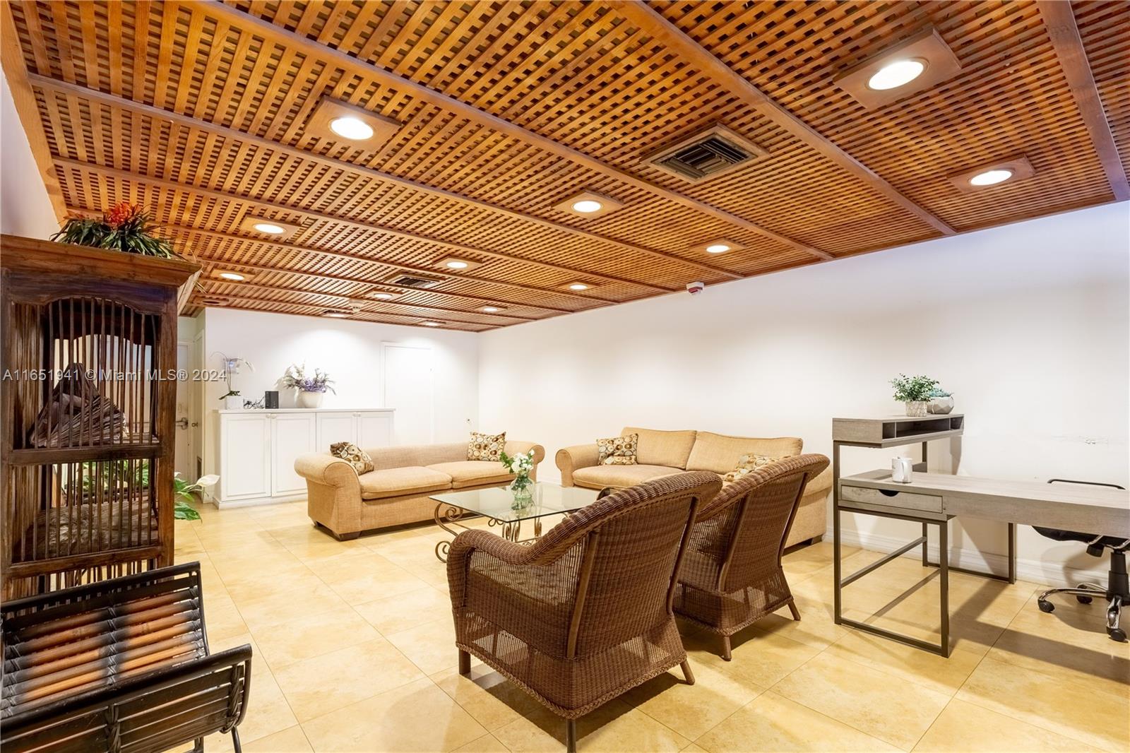 5415 Collins Ave # 704
