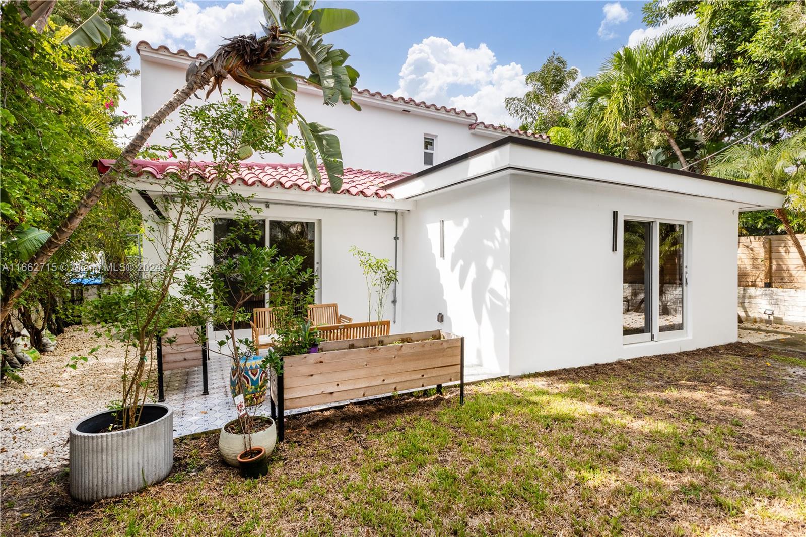 829 Espanola Way