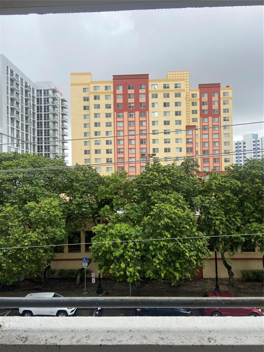 546 SW 1st St # 401