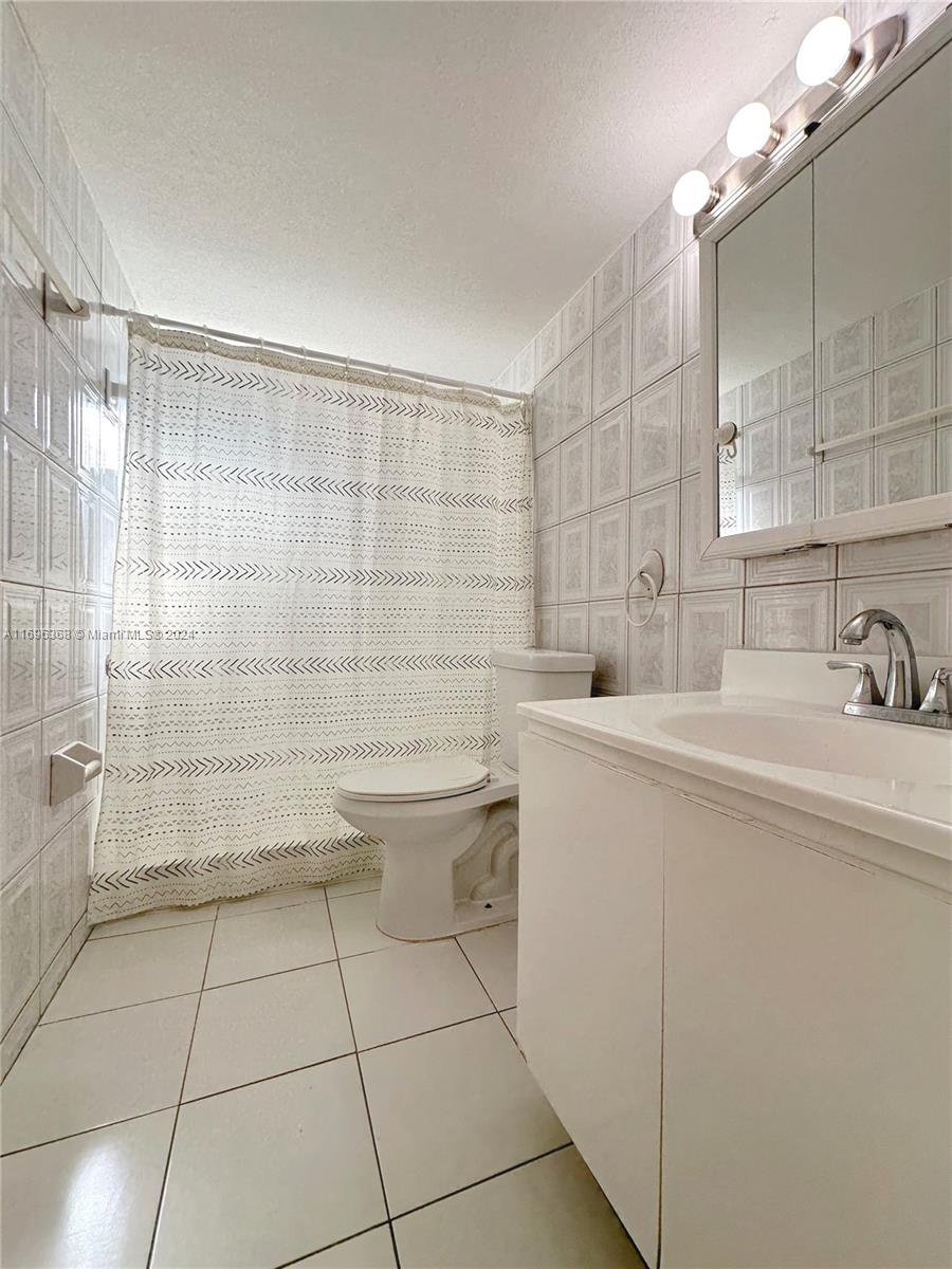 1555 W 44th Pl # 208B