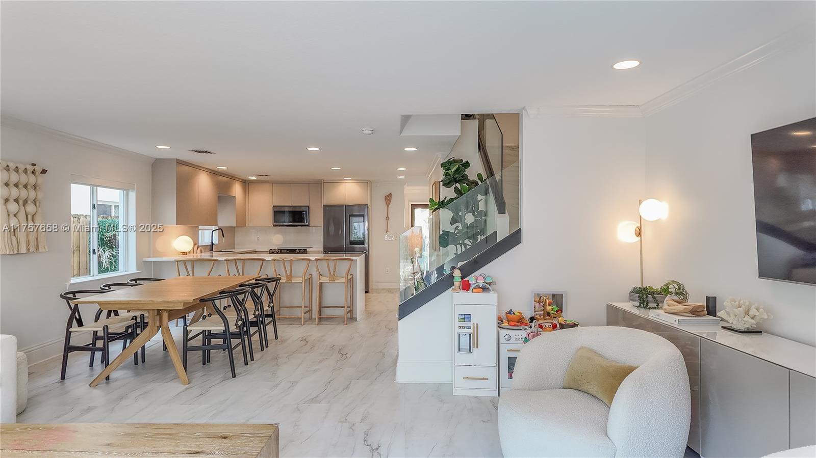 3092 Shipping Ave # 3092