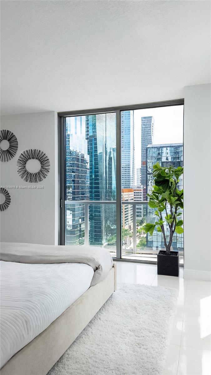1060 Brickell Ave # 1811