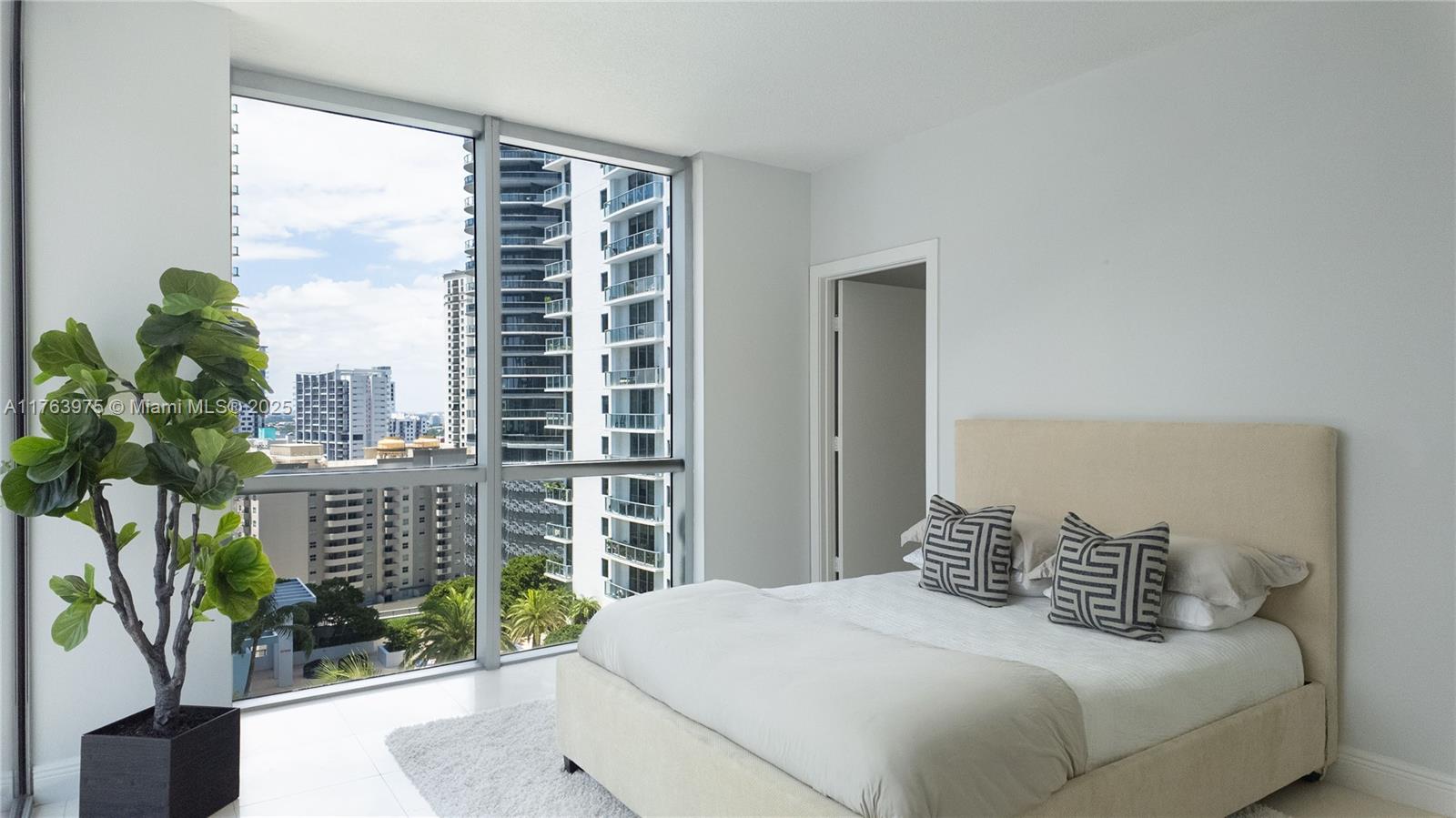 1060 Brickell Ave # 1811