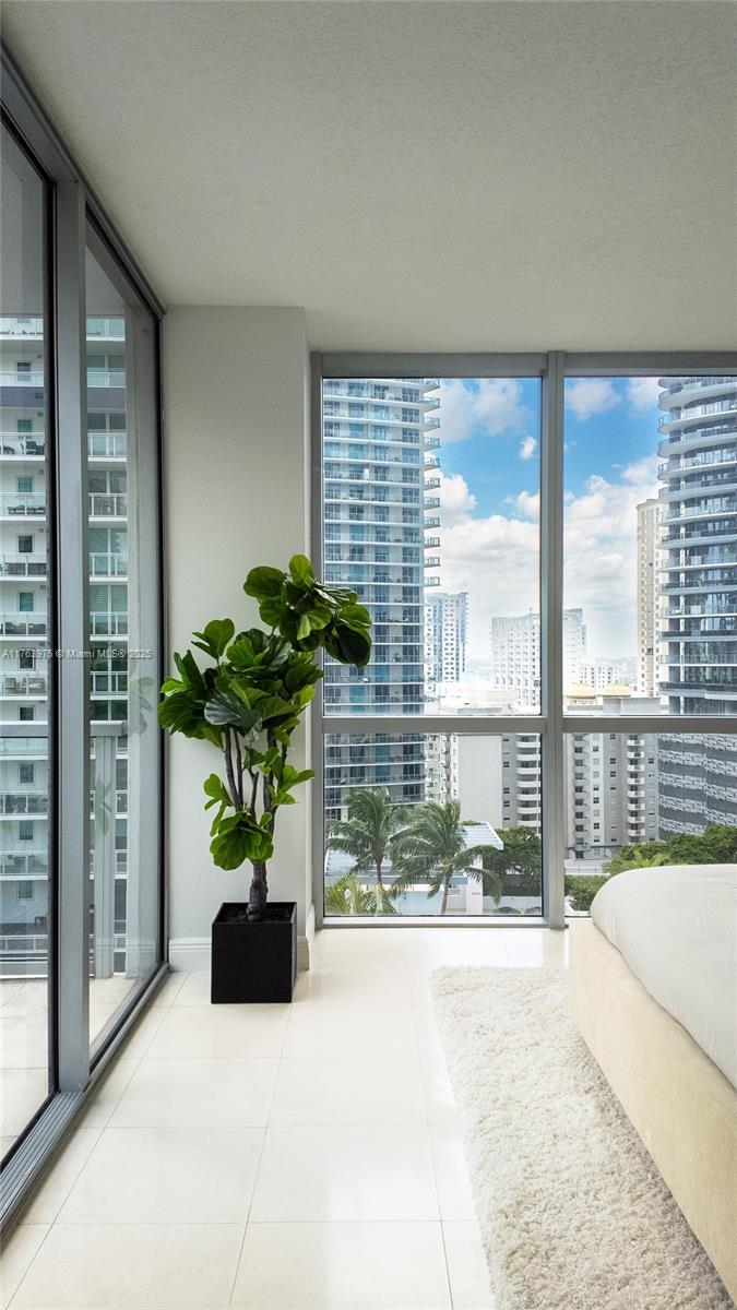 1060 Brickell Ave # 1811