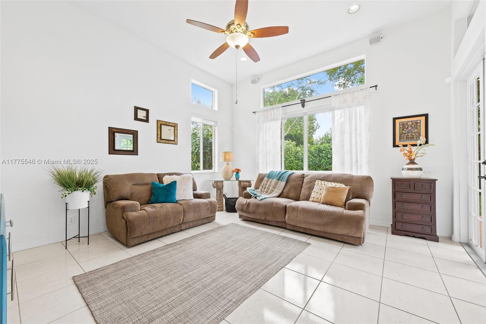821 Crestview Cir