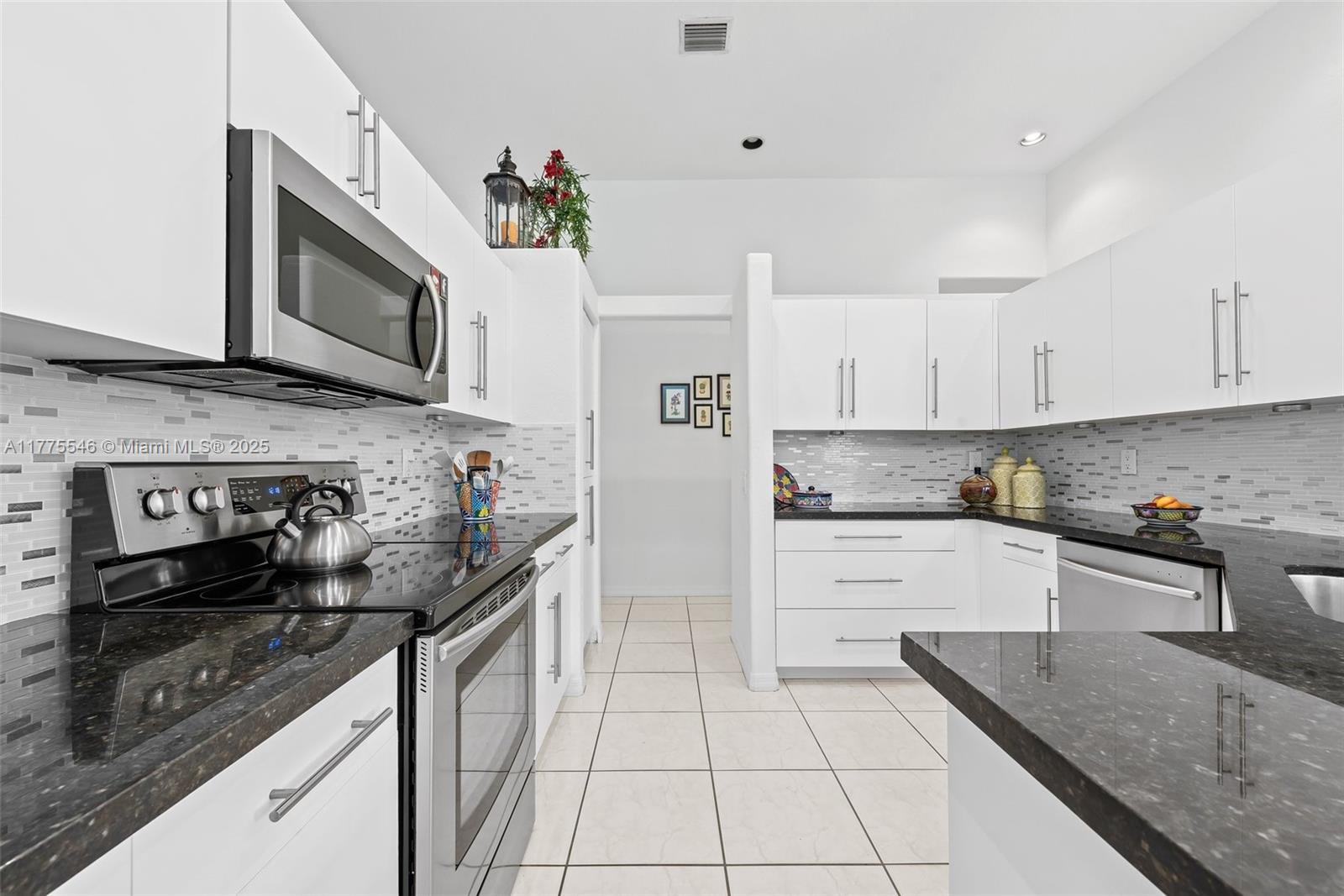 821 Crestview Cir