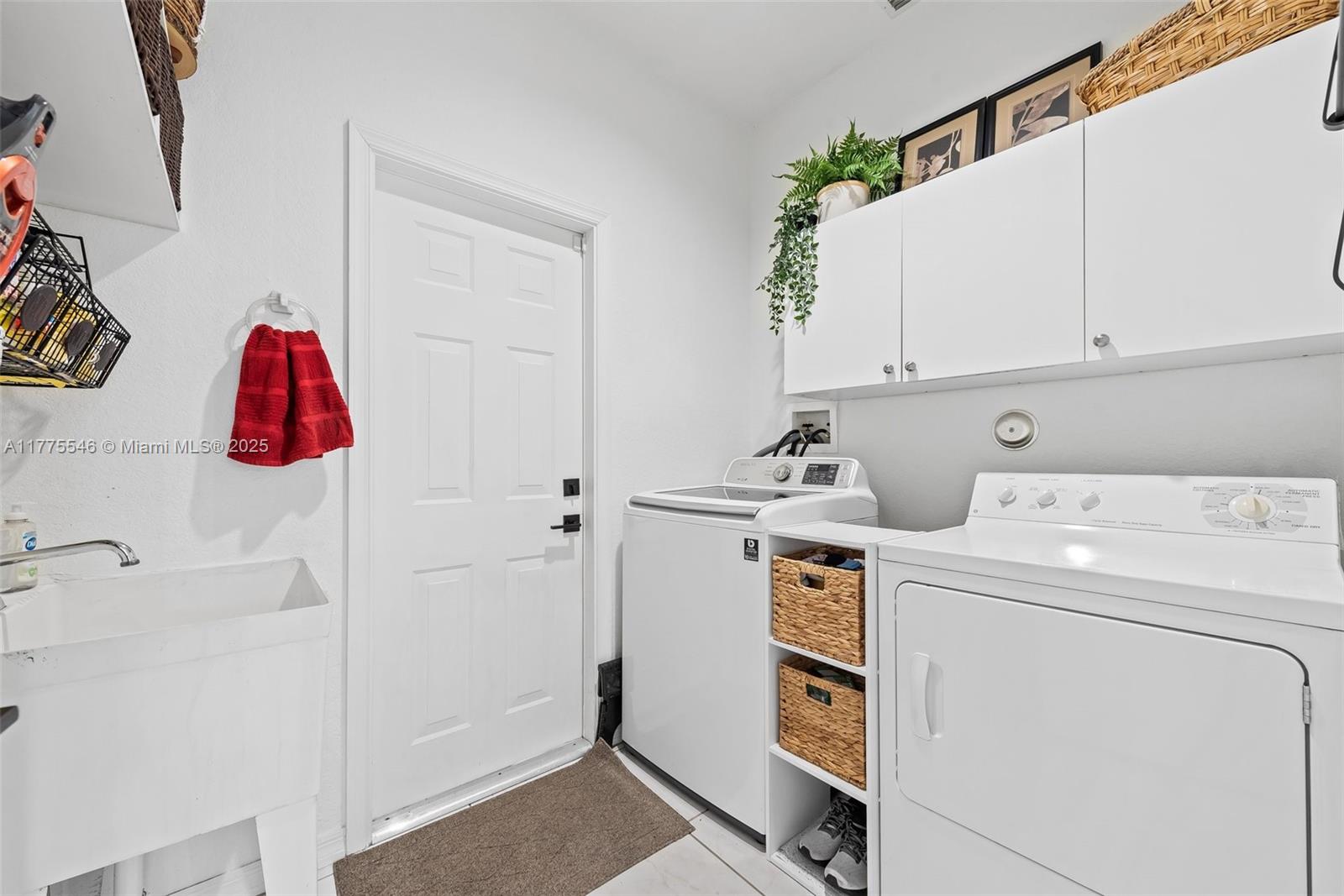821 Crestview Cir