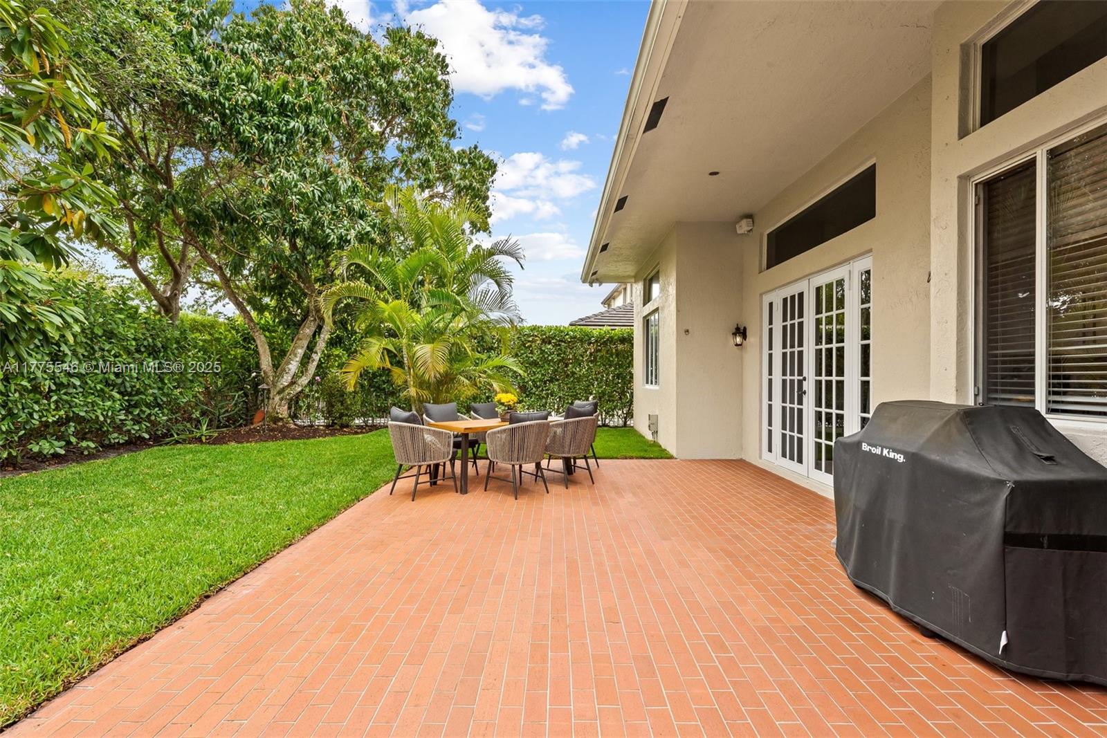 821 Crestview Cir