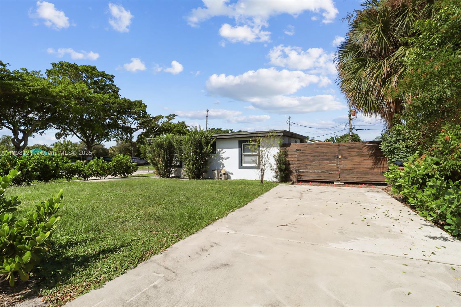 809 NE 4th St