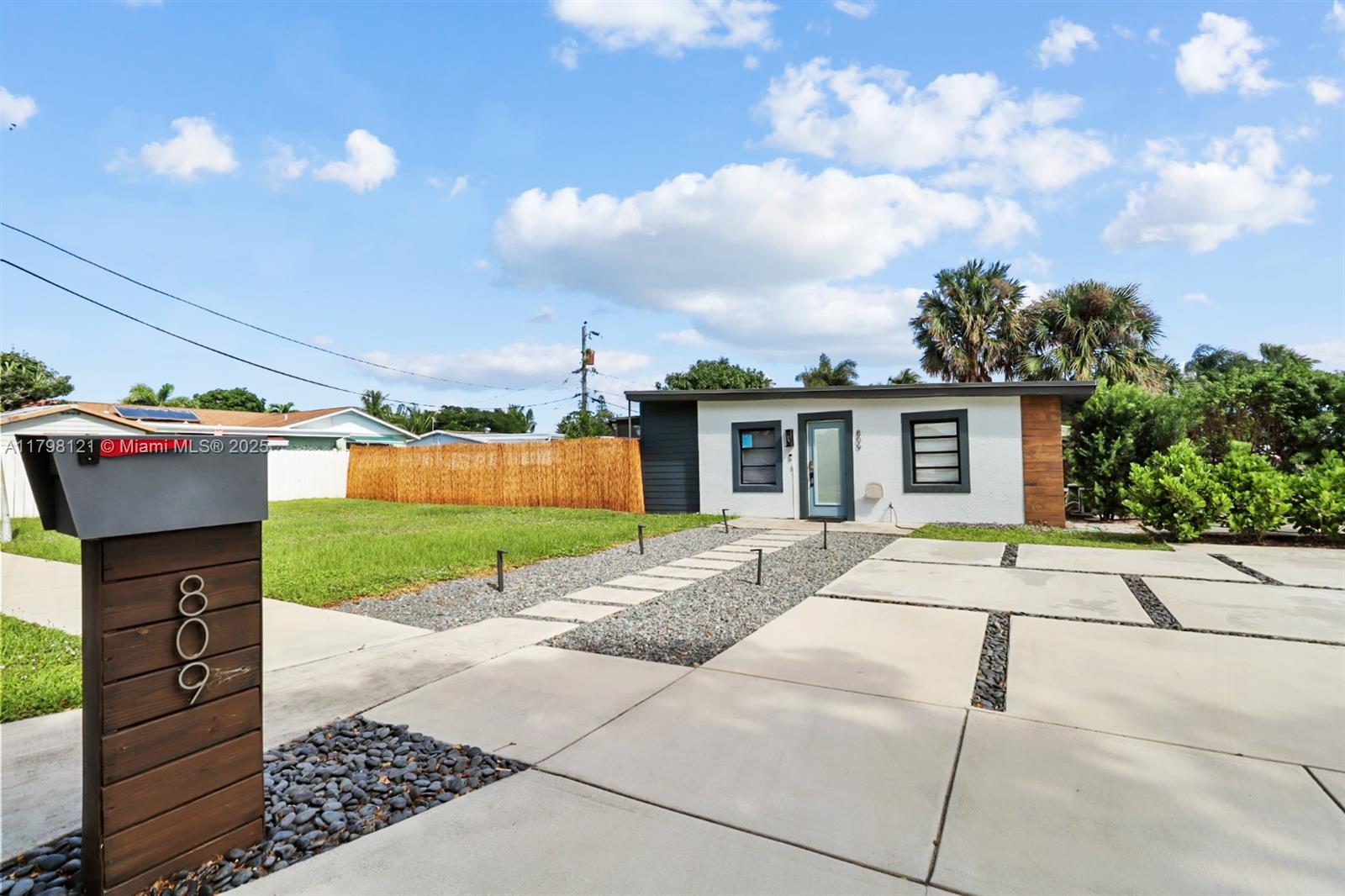 809 NE 4th St