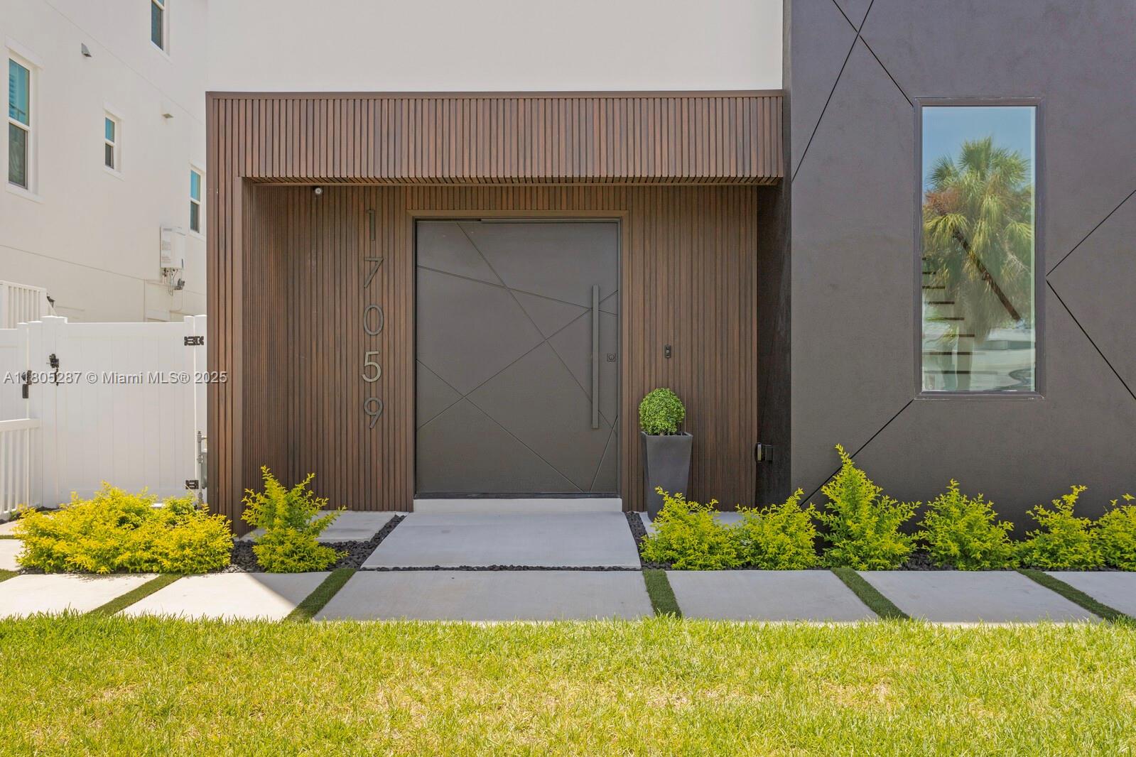 17059 Dolphin Dr