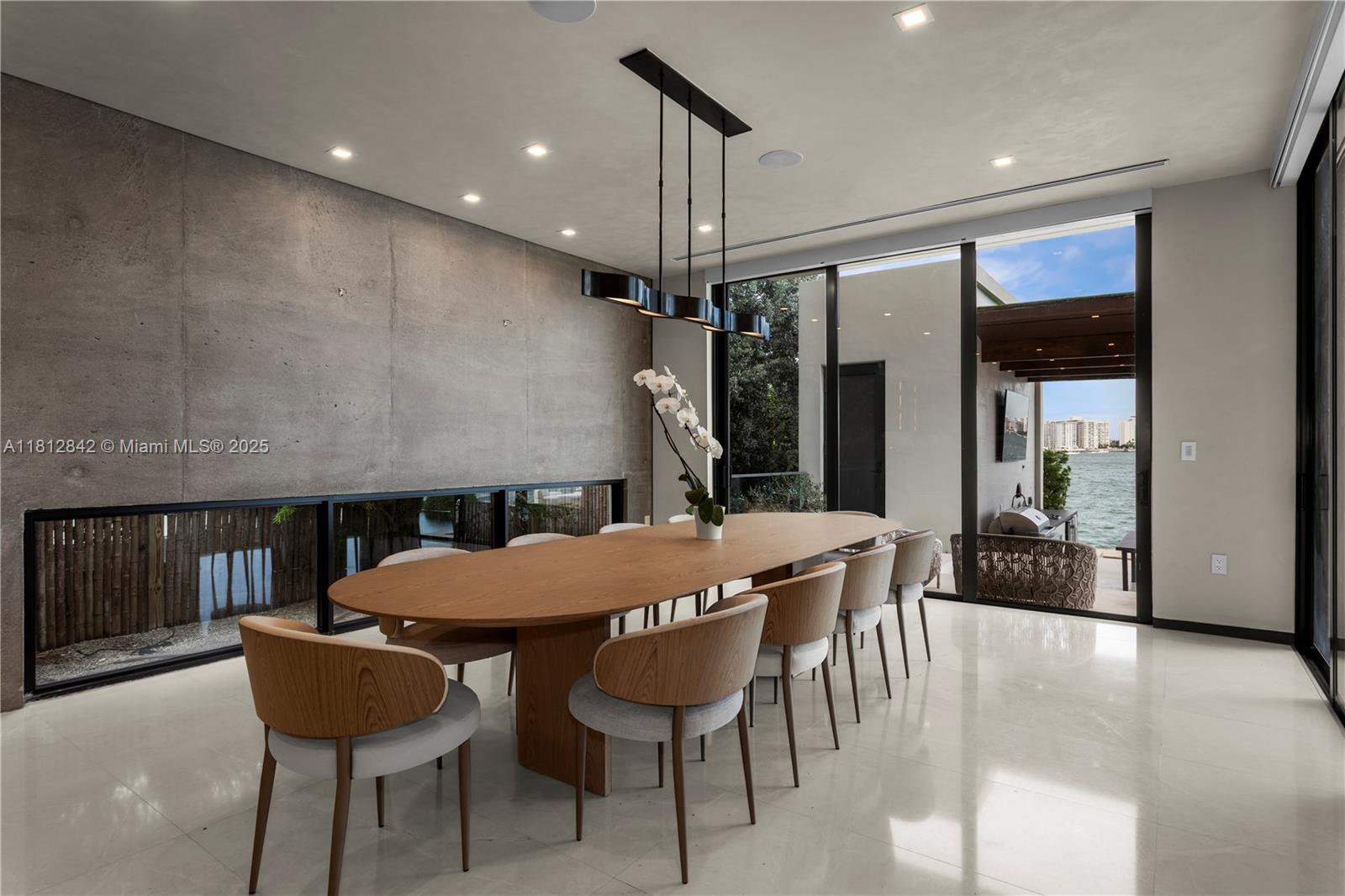 25 E Rivo Alto Dr