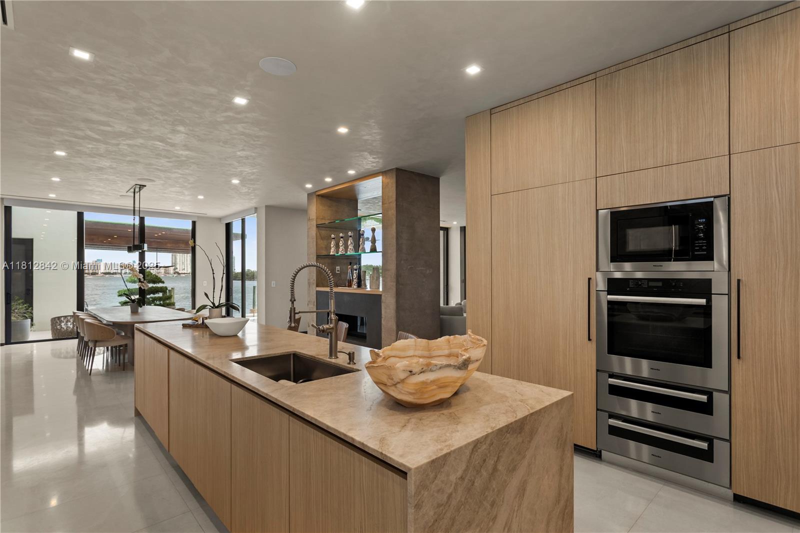 25 E Rivo Alto Dr
