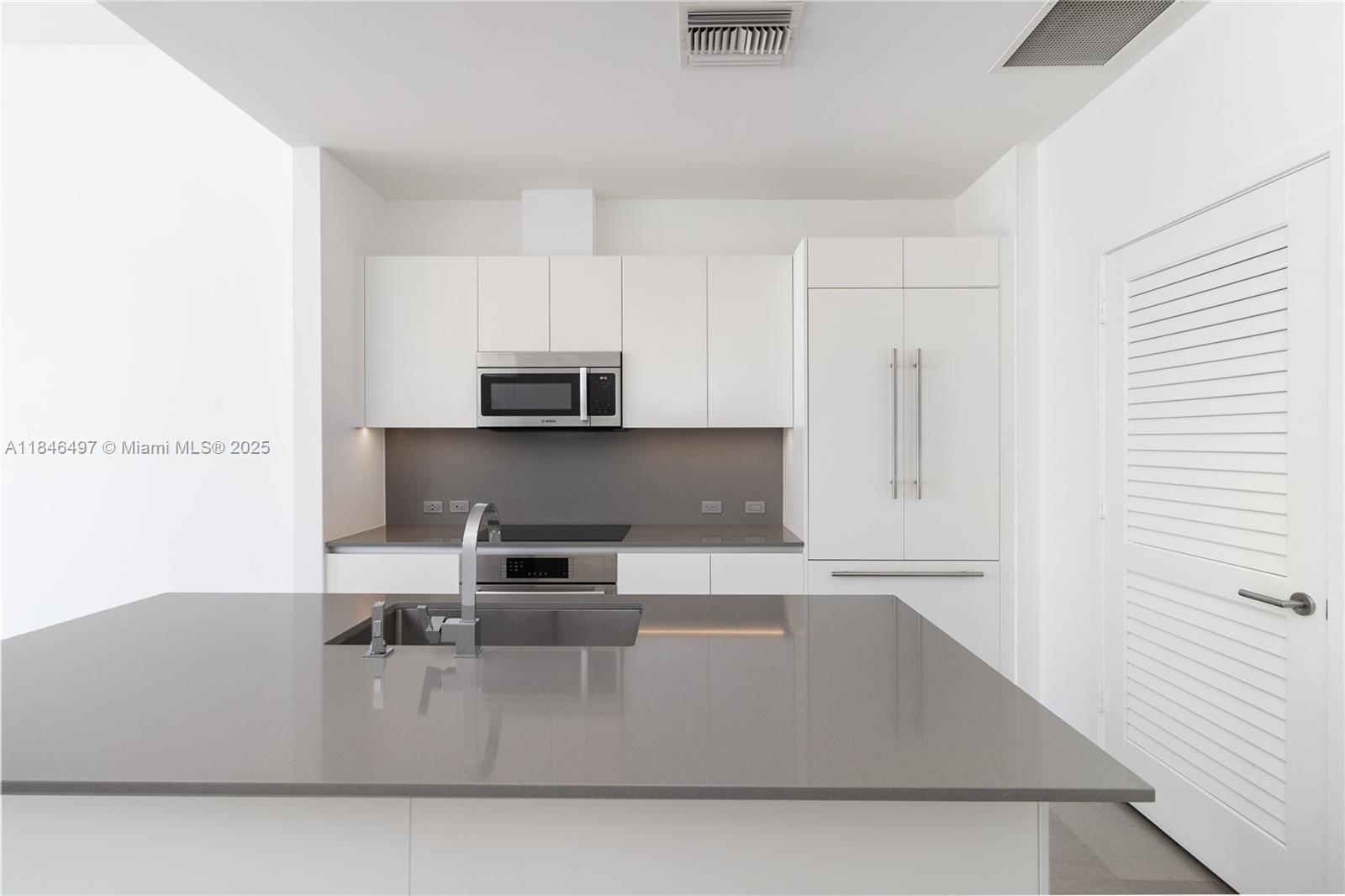 68 SE 6th St # 4006