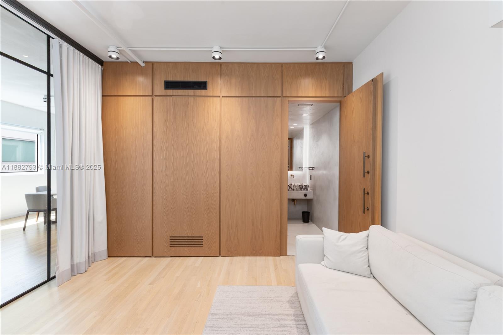 1700 Meridian Ave # 406