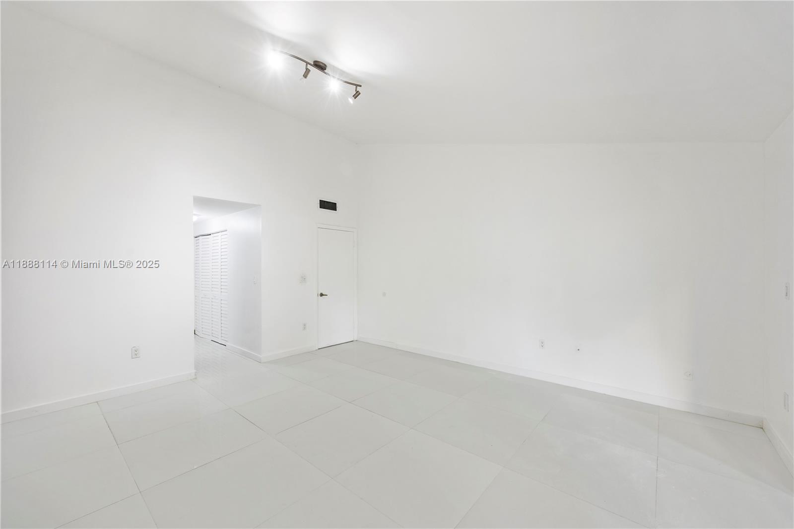 565 NE 199th Ter # 3P