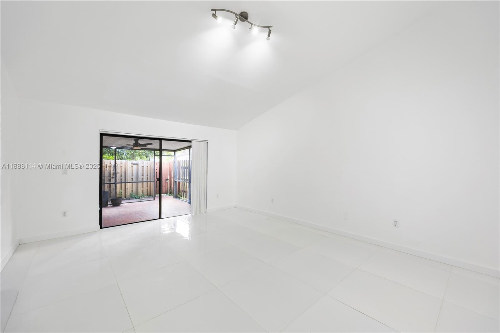 565 NE 199th Ter # 3P