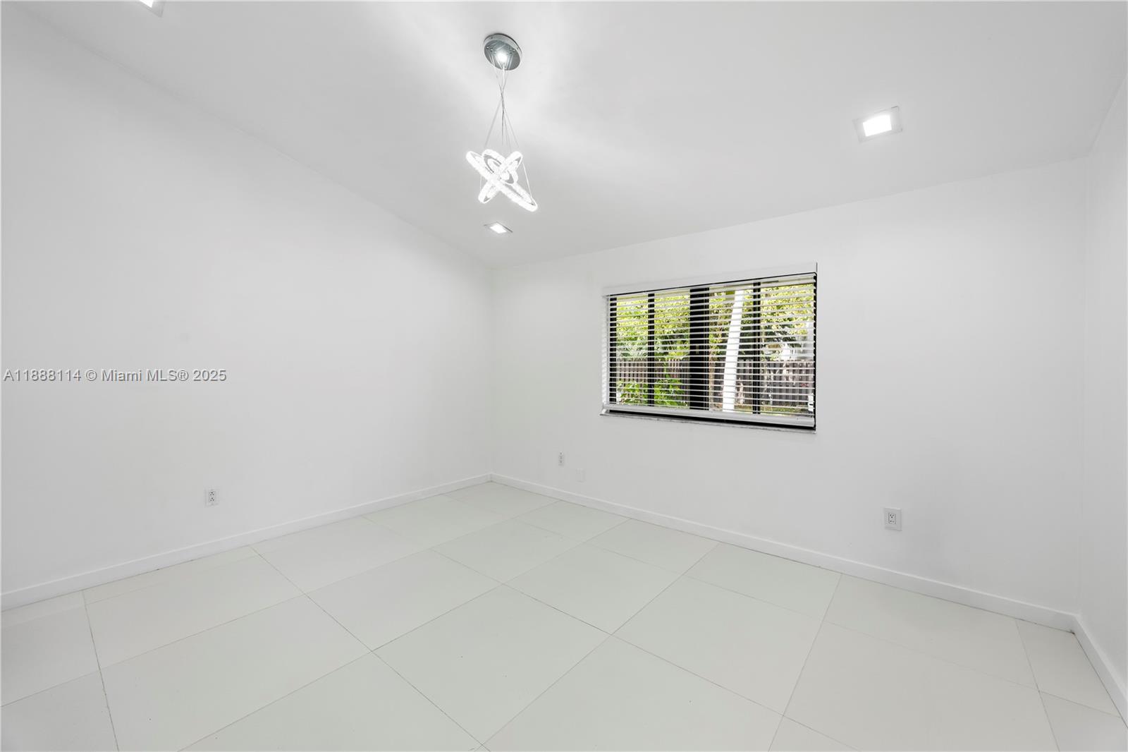 565 NE 199th Ter # 3P