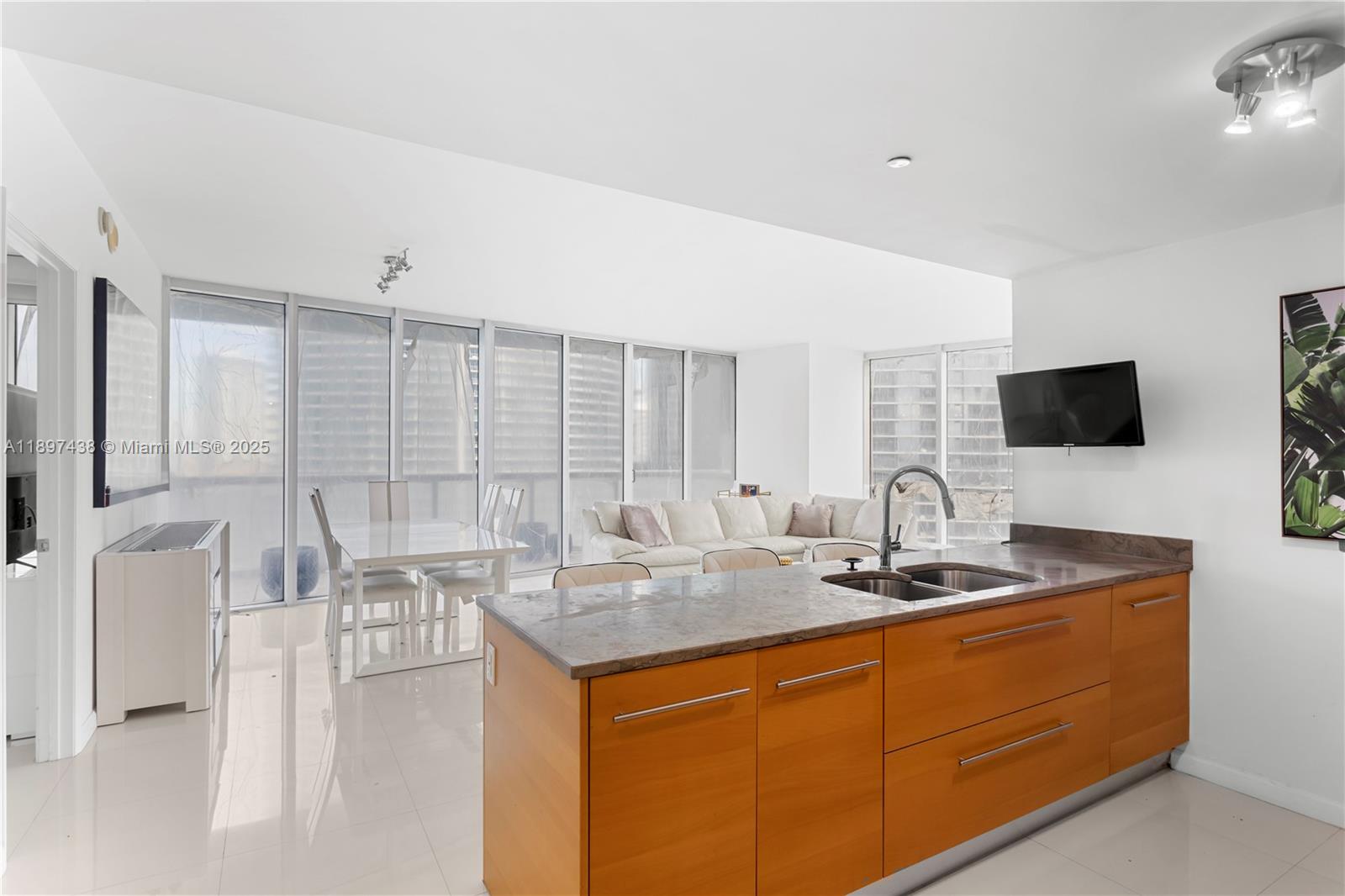 465 Brickell Ave # 2702