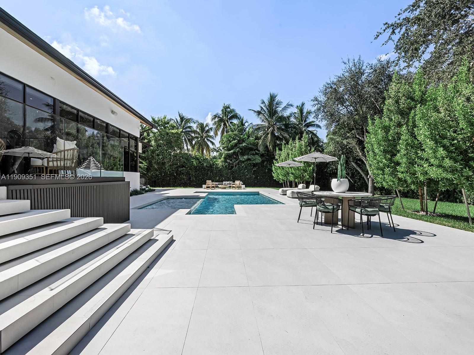 7910 Los Pinos Cir