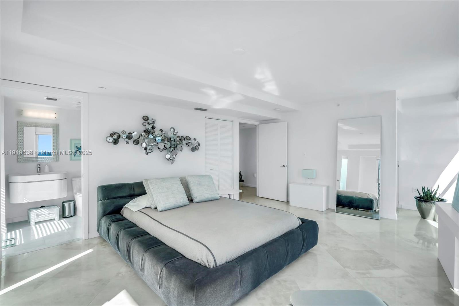 7600 Collins Ave # 1012