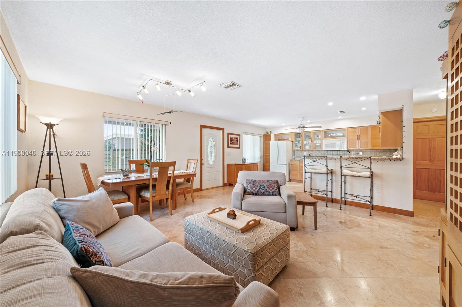 208 NE 4th St