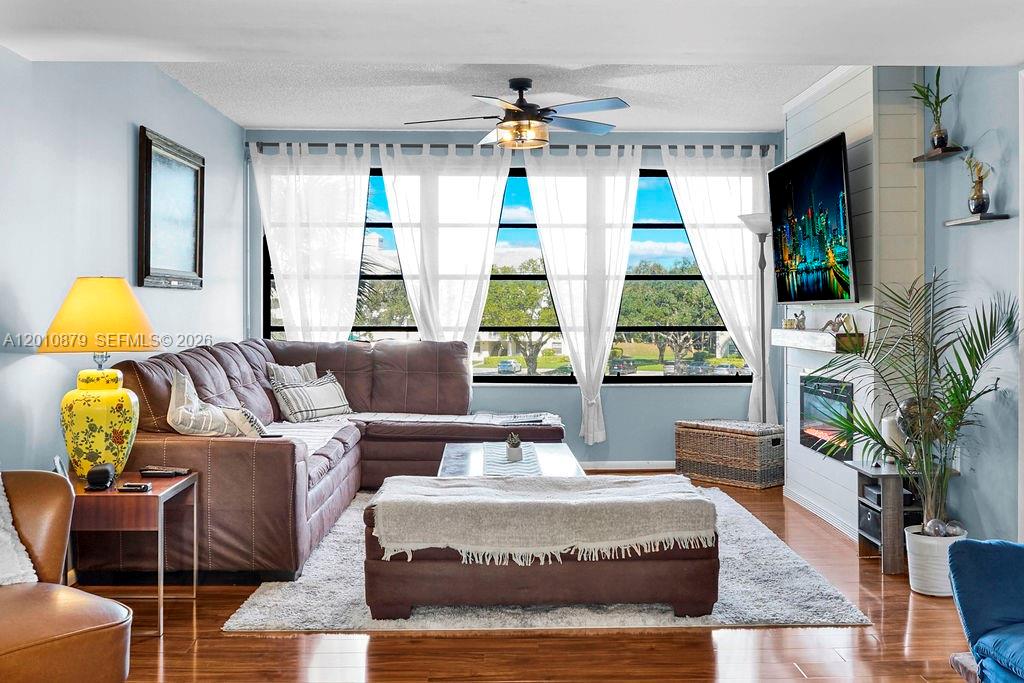 6049 Balboa Cir # 302