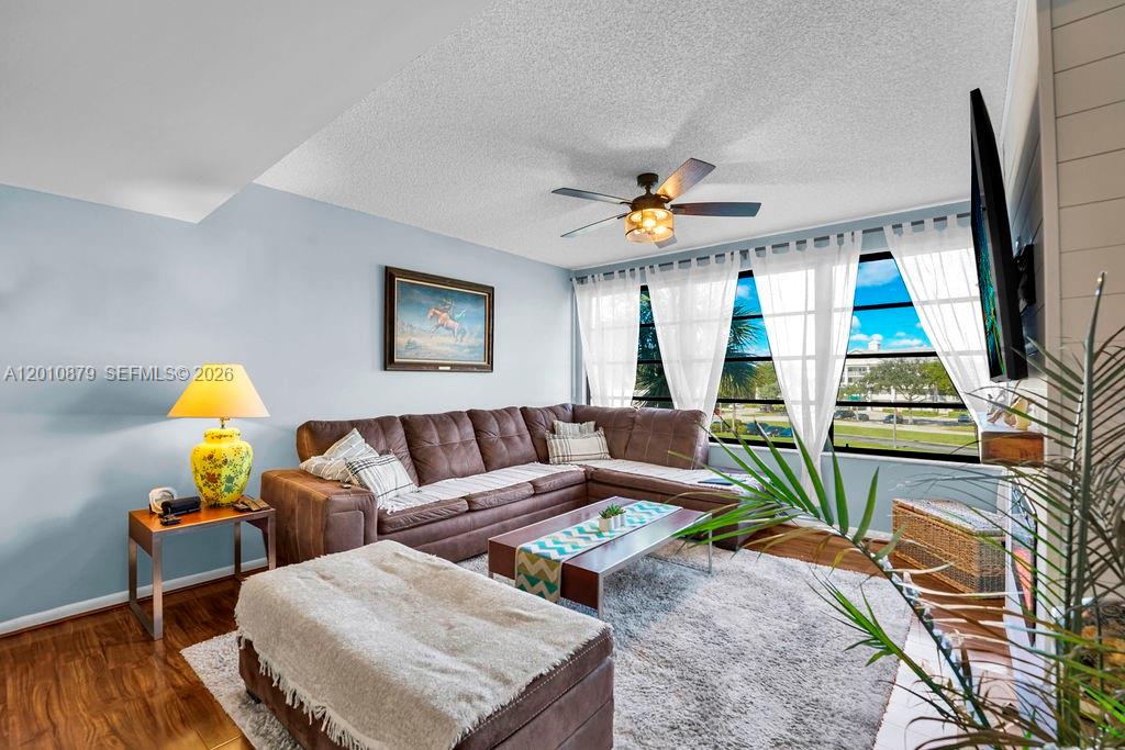 6049 Balboa Cir # 302