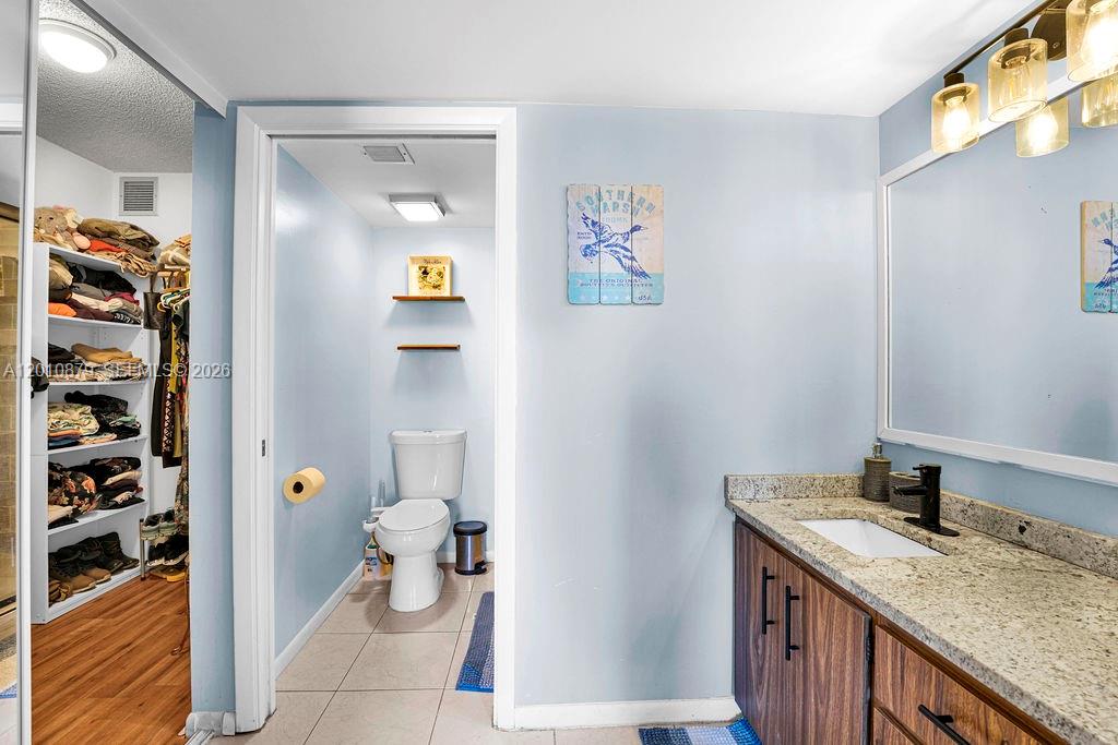 6049 Balboa Cir # 302