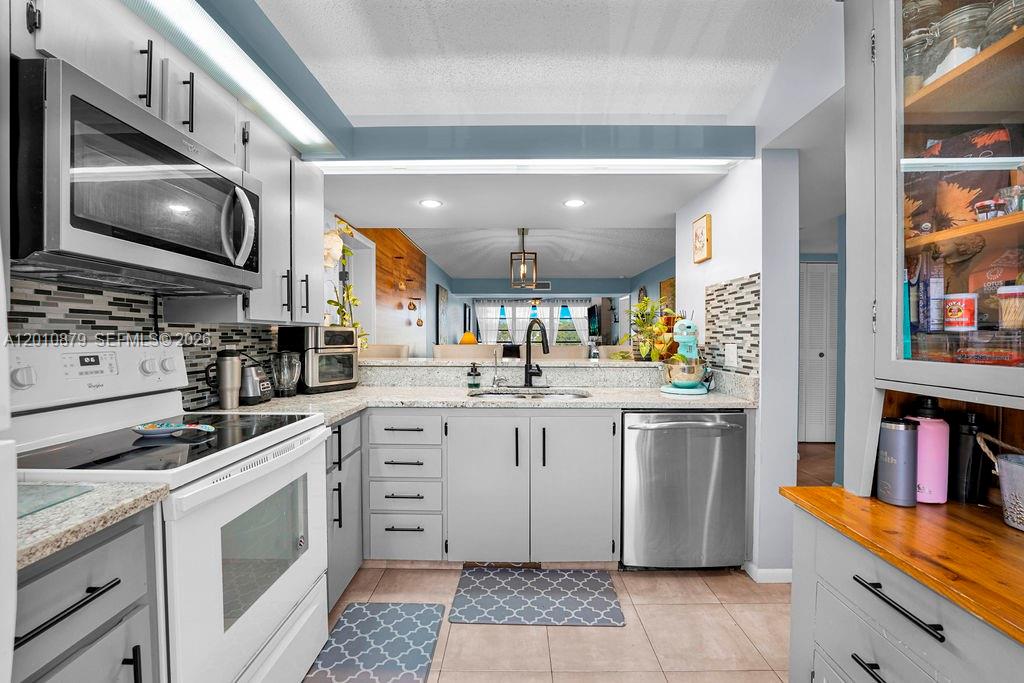 6049 Balboa Cir # 302