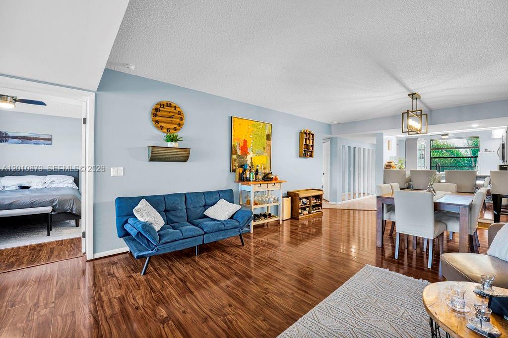 6049 Balboa Cir # 302