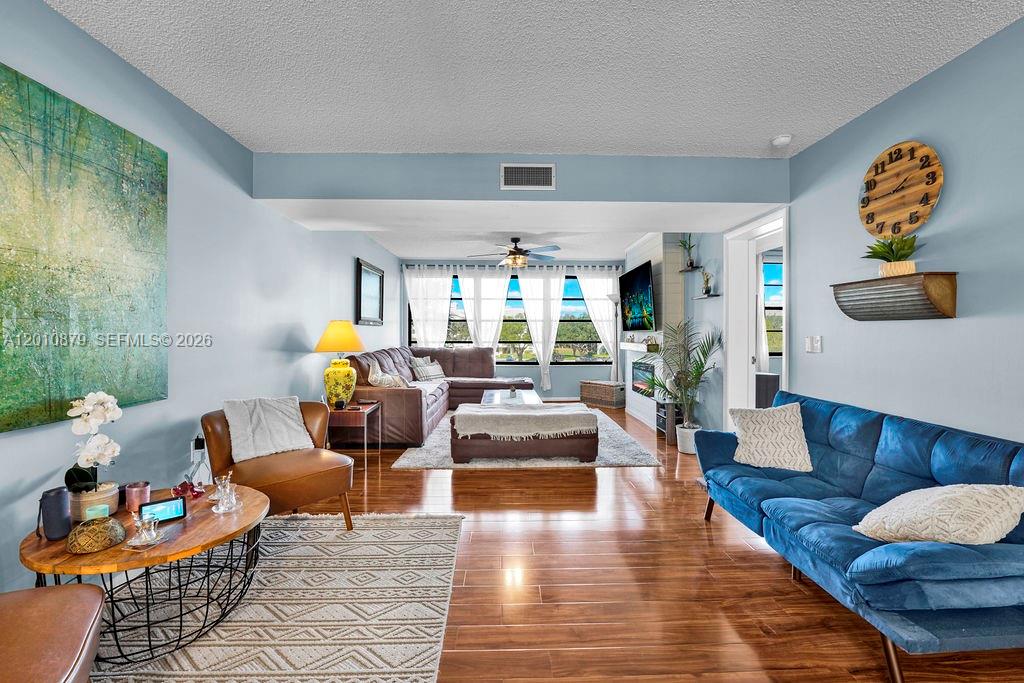 6049 Balboa Cir # 302