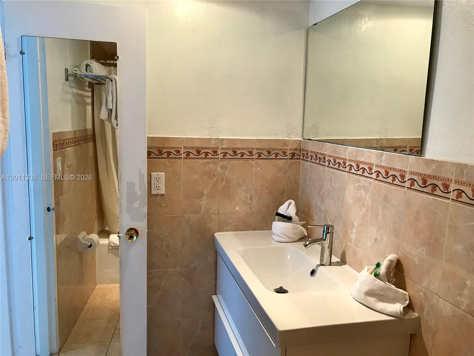 5445 Collins Ave # 530