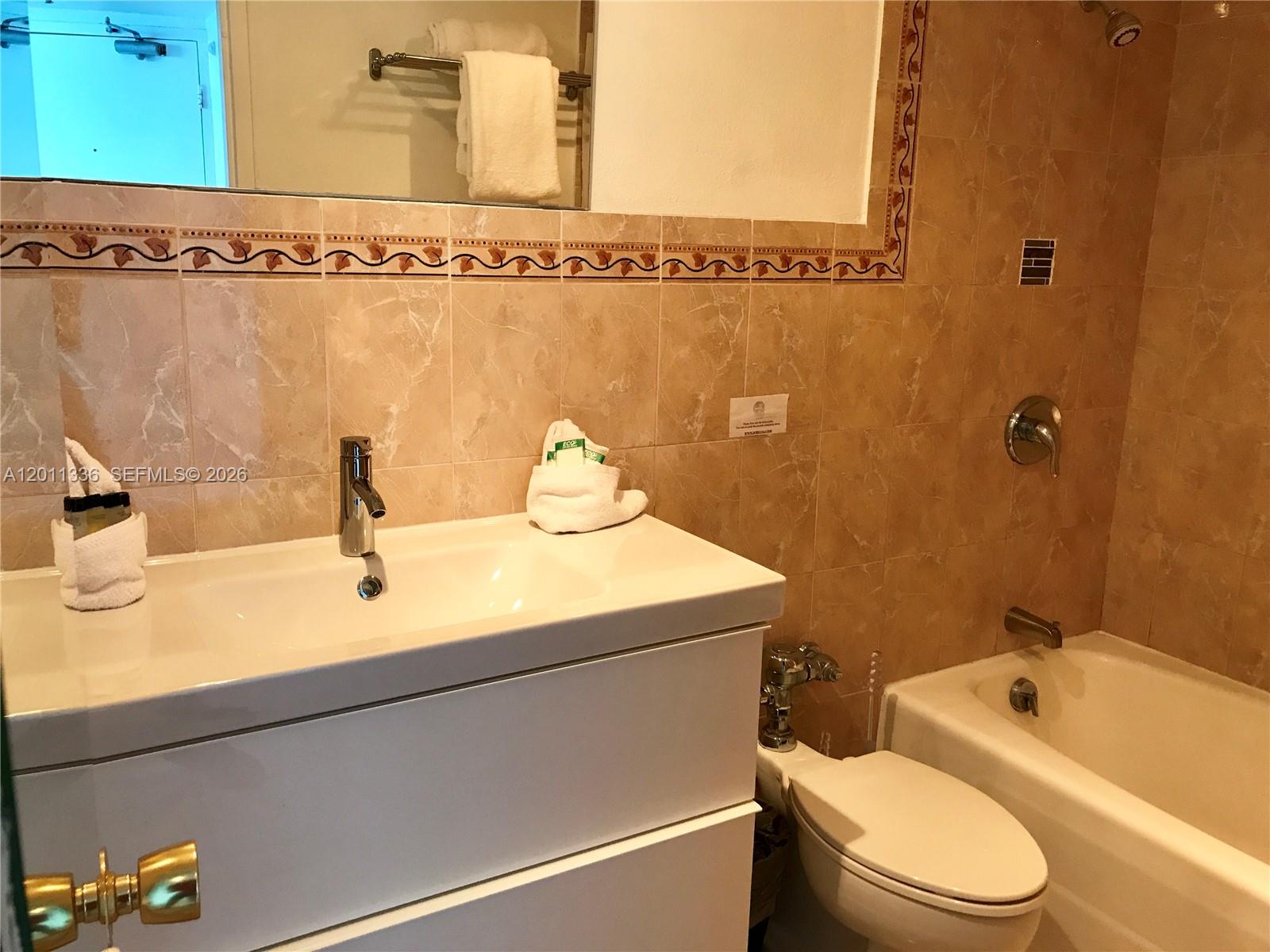 5445 Collins Ave # 530