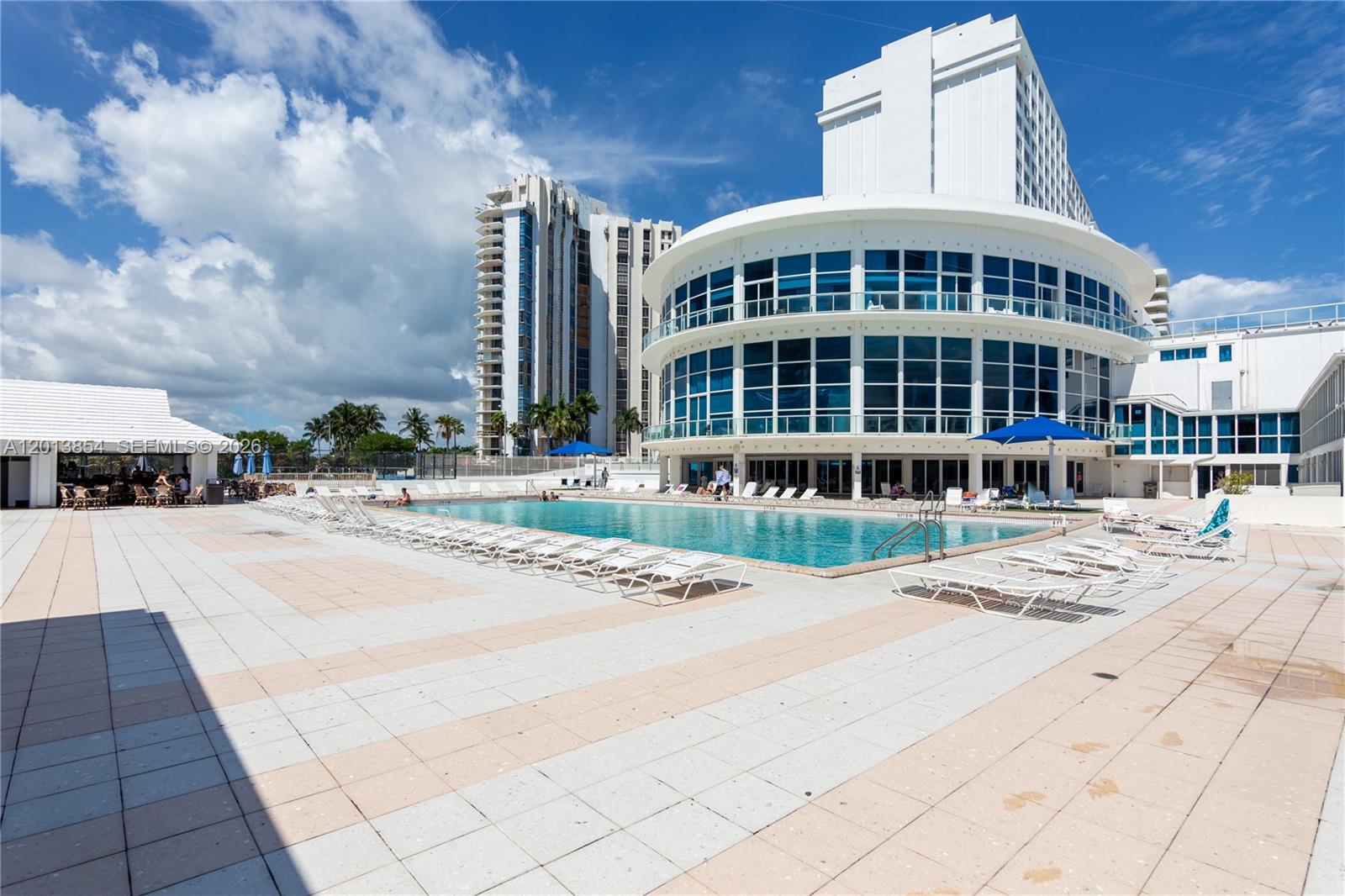 5445 Collins Ave # 627