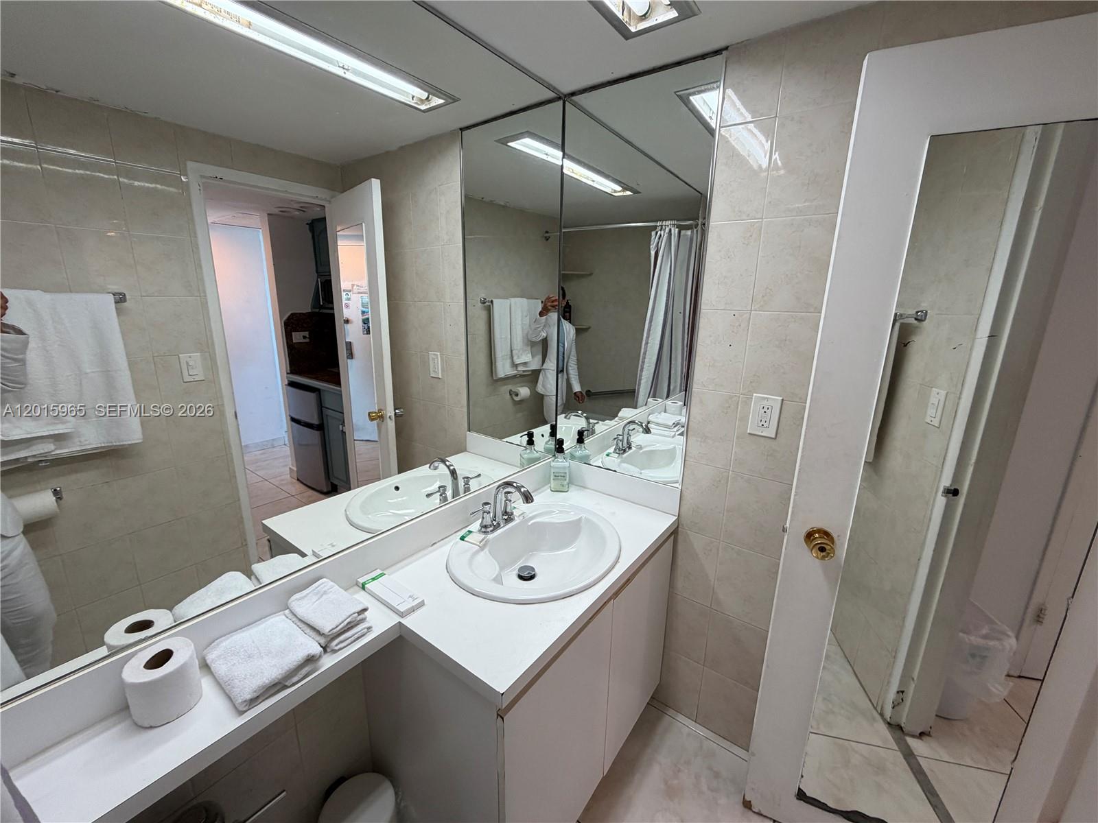 5445 Collins Ave # 1606