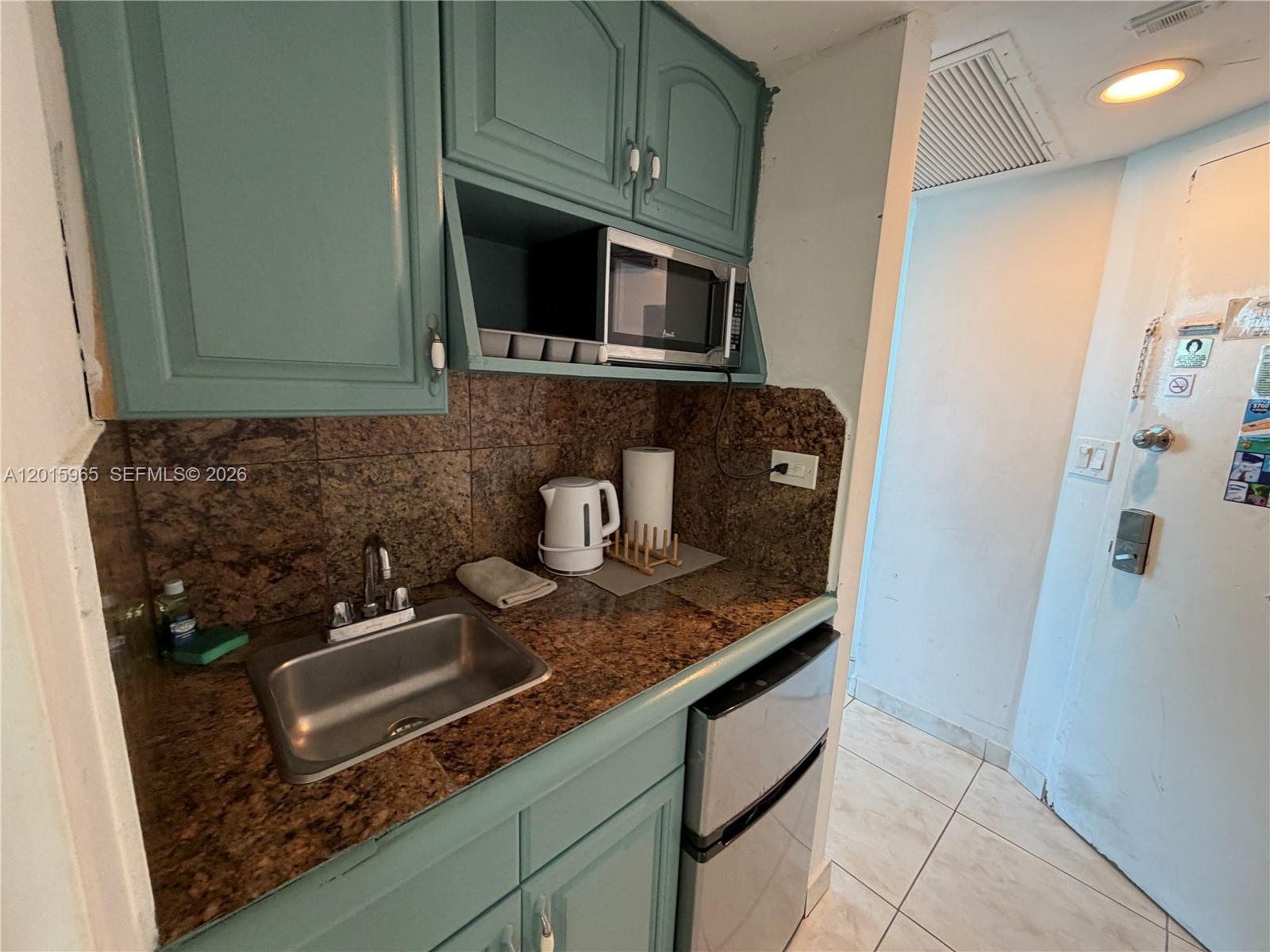5445 Collins Ave # 1606