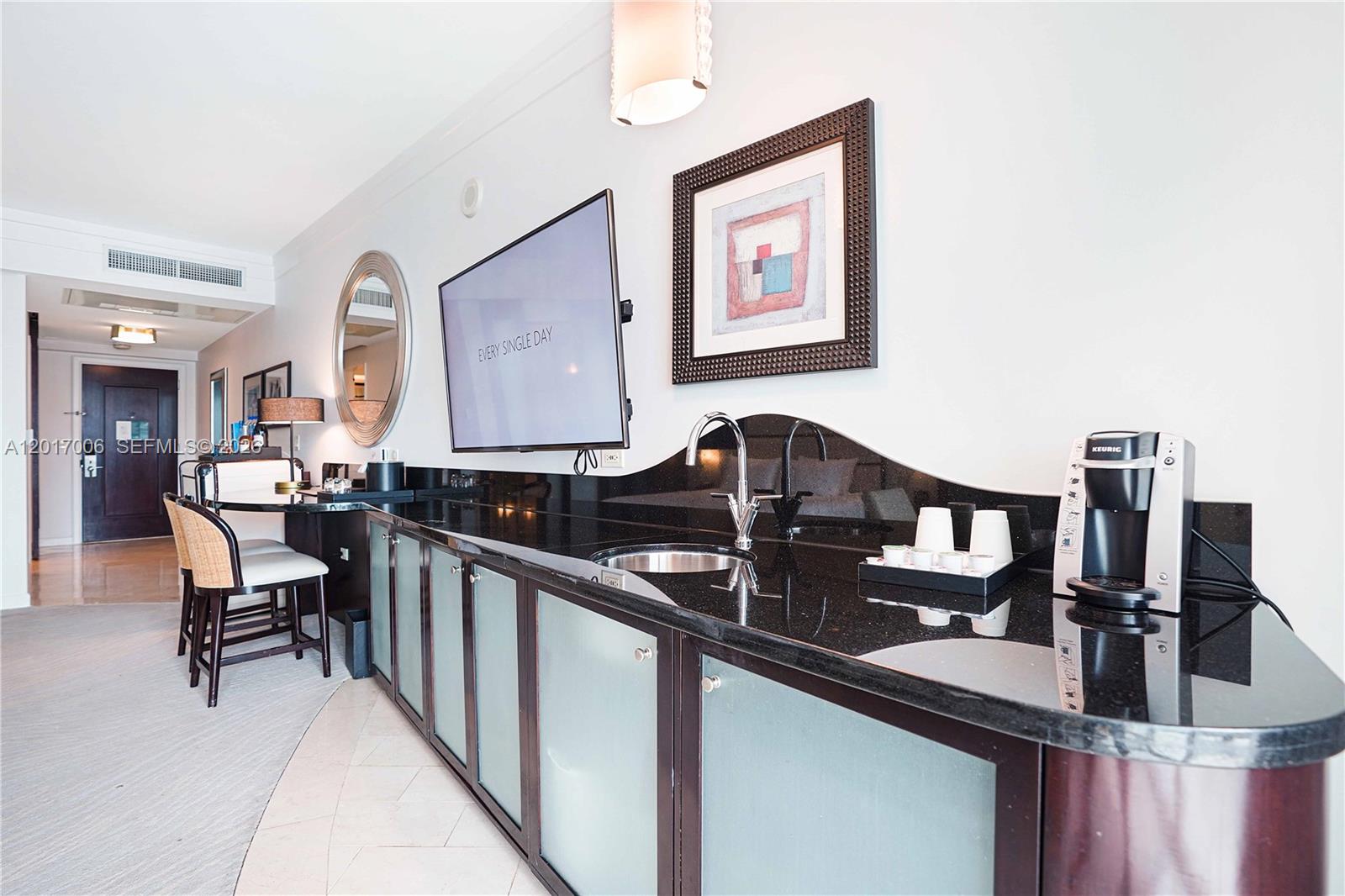 4391 Collins Ave # 916
