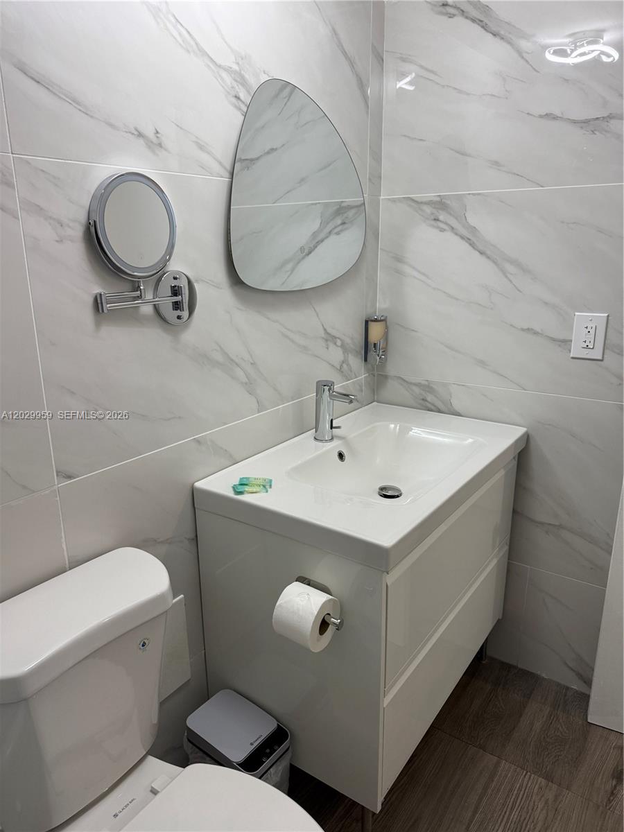 5445 Collins Ave # 1701