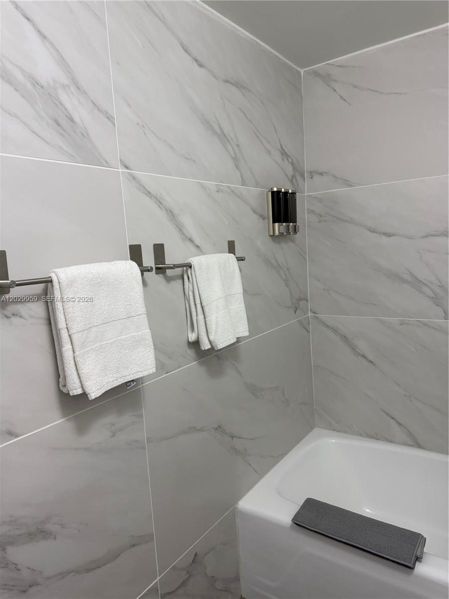 5445 Collins Ave # 1701