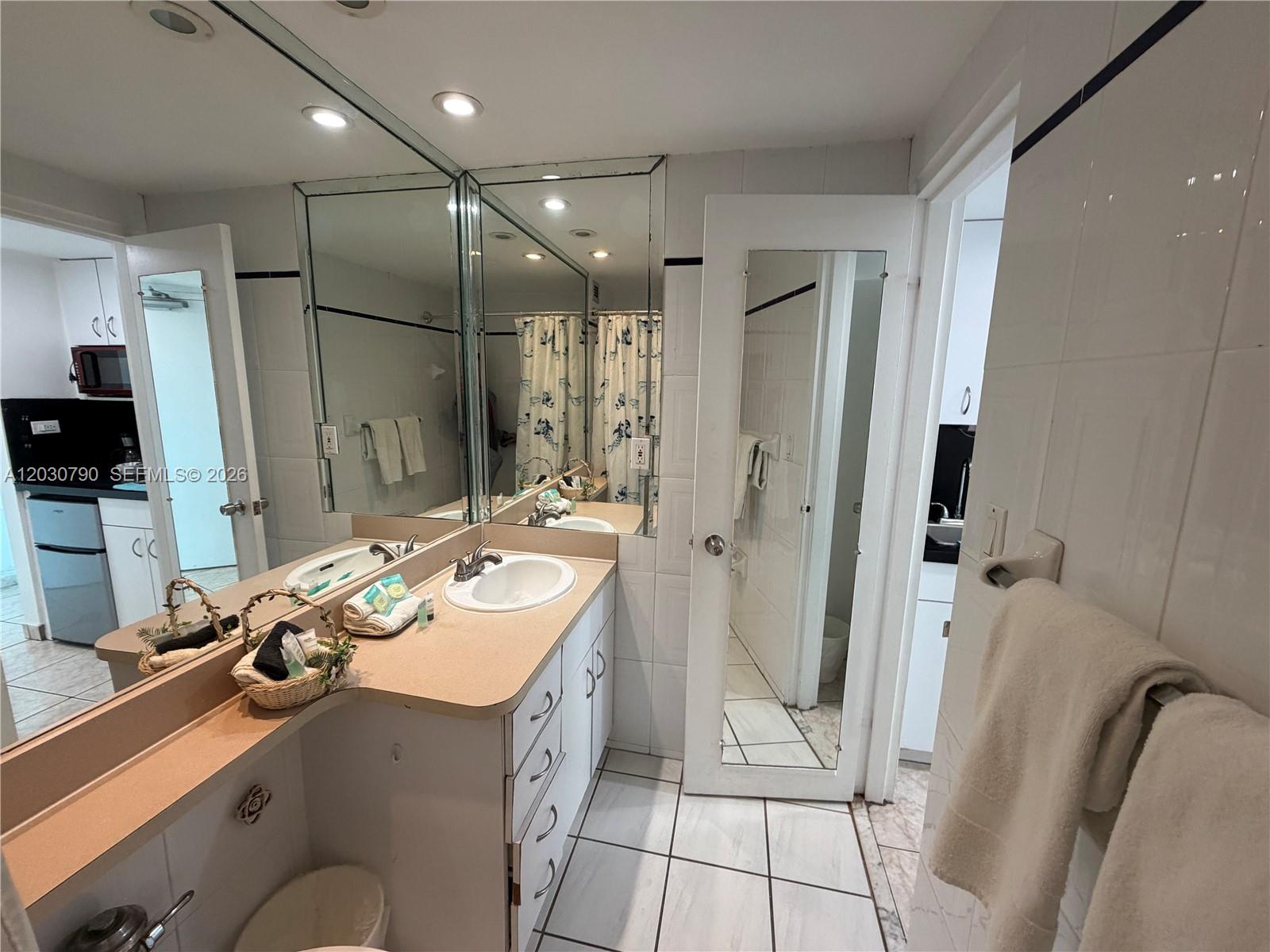 5445 Collins Ave # 1506