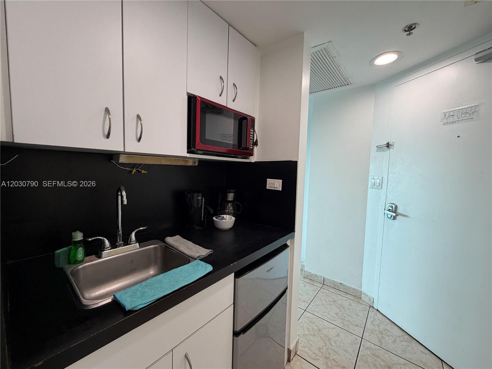 5445 Collins Ave # 1506