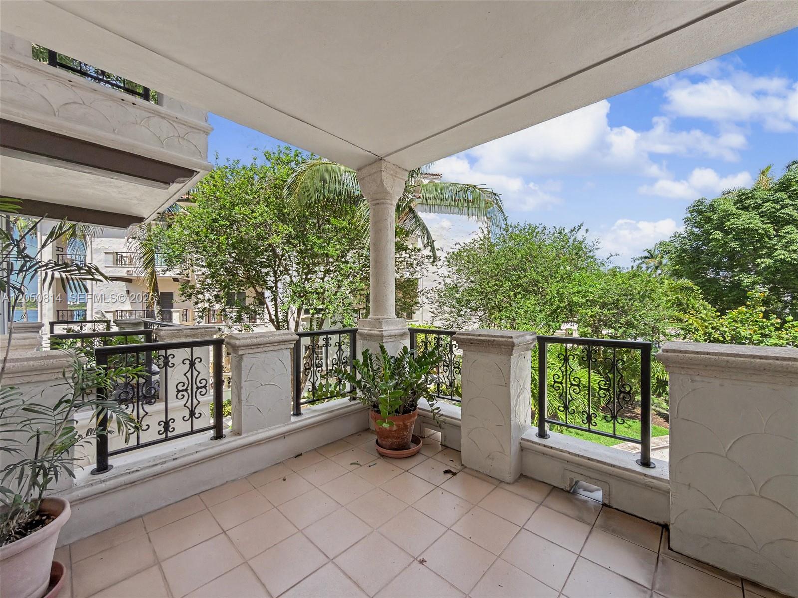 2124 Fisher Island Dr # 2124