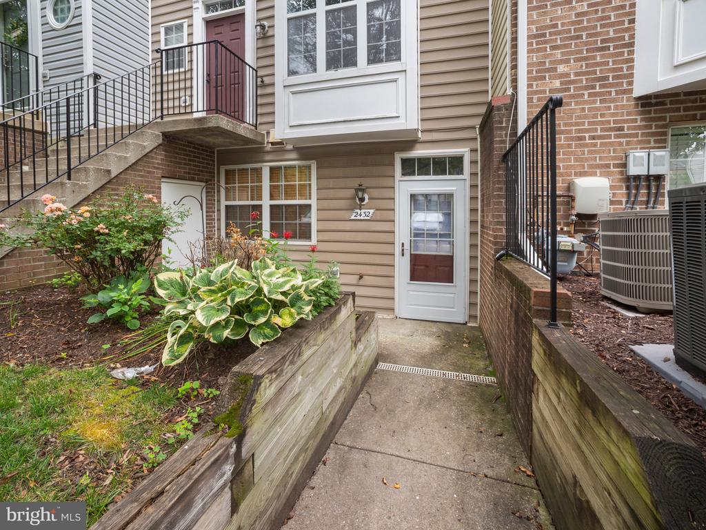 2432 LIZBEC CT
