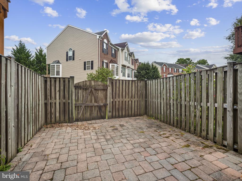2432 LIZBEC CT