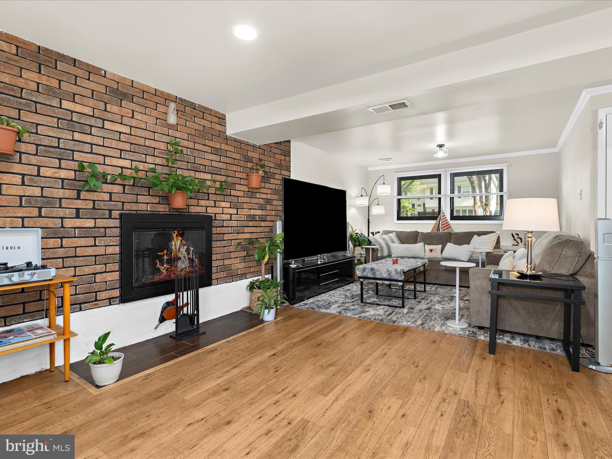 936 AUTUMNWOOD DRIVE