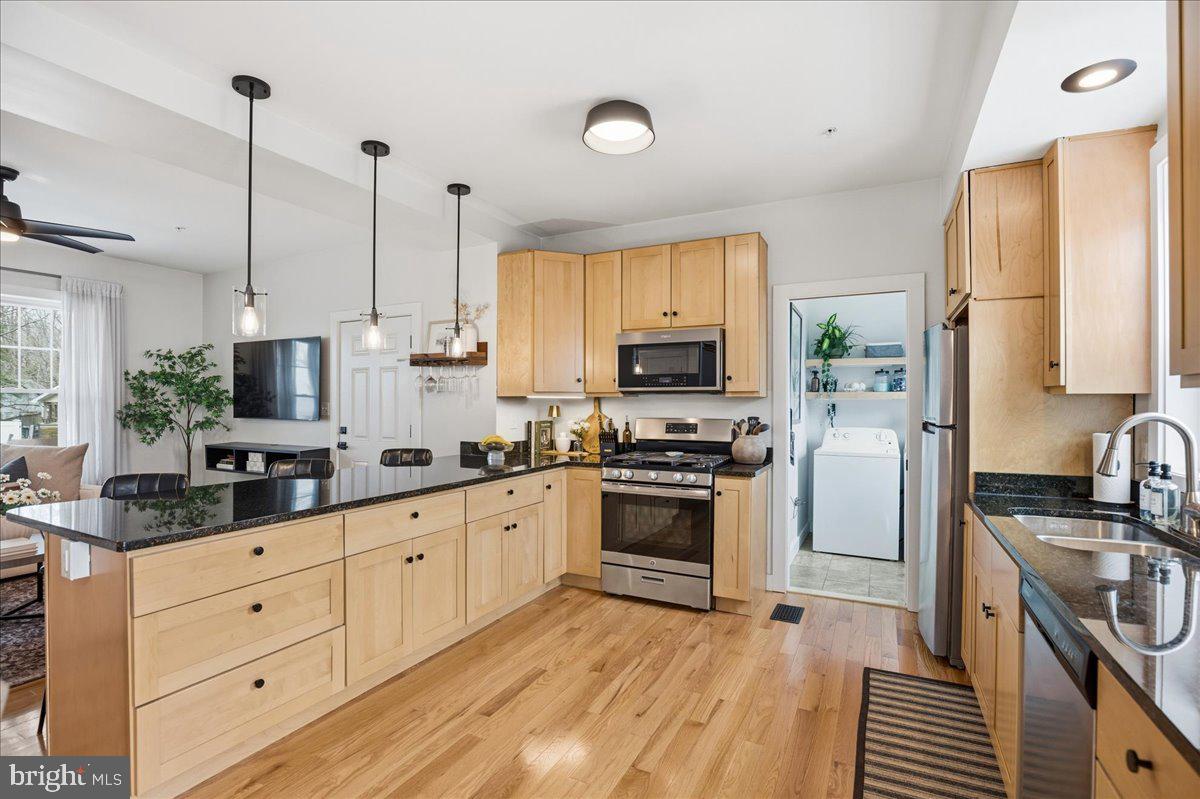 12 PENNSYLVANIA AVENUE