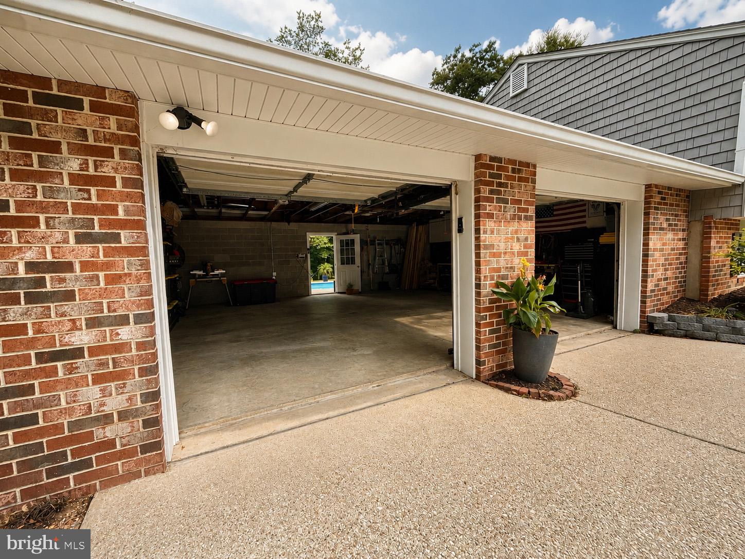 2190 HALLMARK COURT