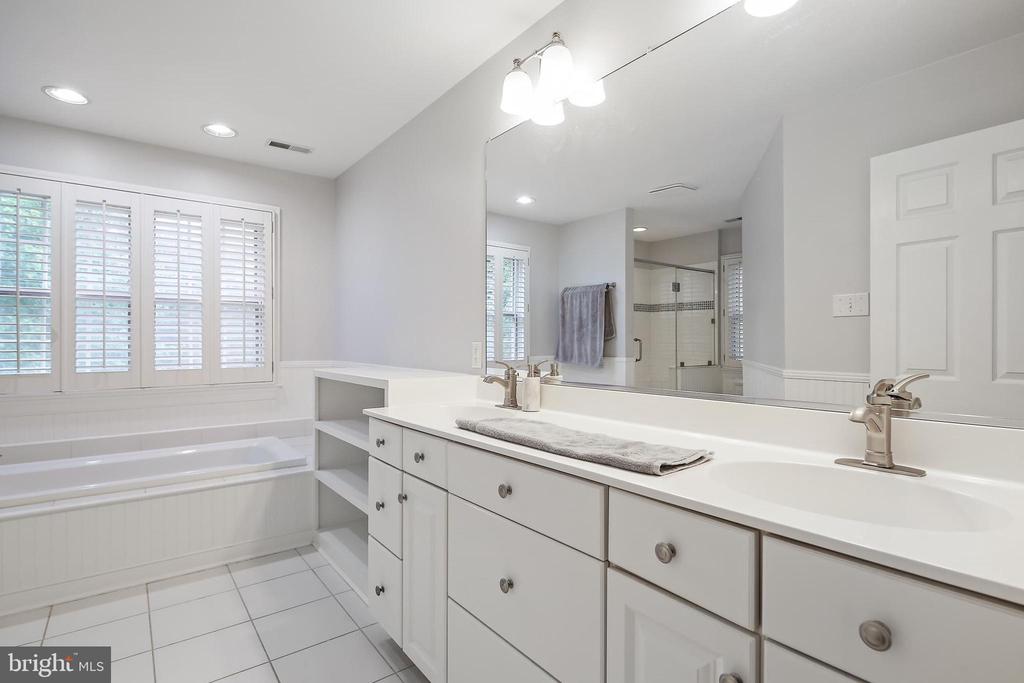 4 Old Elm Ct